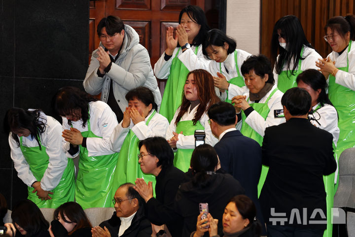 학교급식종사자 '법적 지위' 인정, 본회의 통과…방청석서 손뼉·눈물