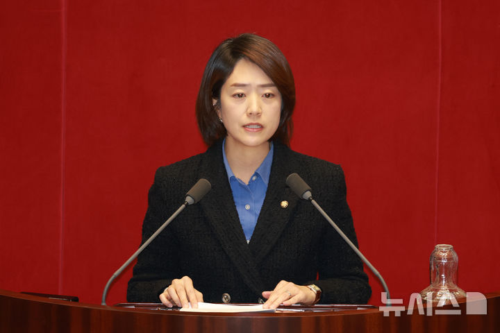 [서울=뉴시스] 고승민 기자 = 고민정 더불어민주당 의원이 지난 1월29일 서울 여의도 국회에서 열린 본회의에서 학교급식법 개정안 등에 대한 제안설명을 하고 있다. 2026.01.29. kkssmm99@newsis.com