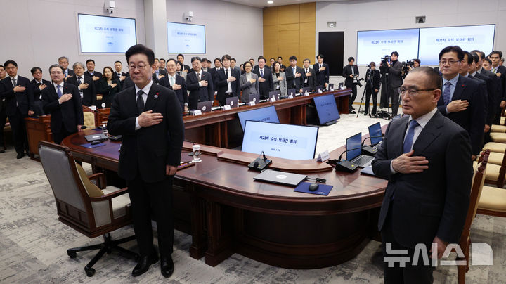 [서울=뉴시스] 고범준 기자 = 이재명 대통령이 29일 청와대에서 열린 수석보좌관회의에서 국민의례를 하고 있다. 2026.01.29. bjko@newsis.com