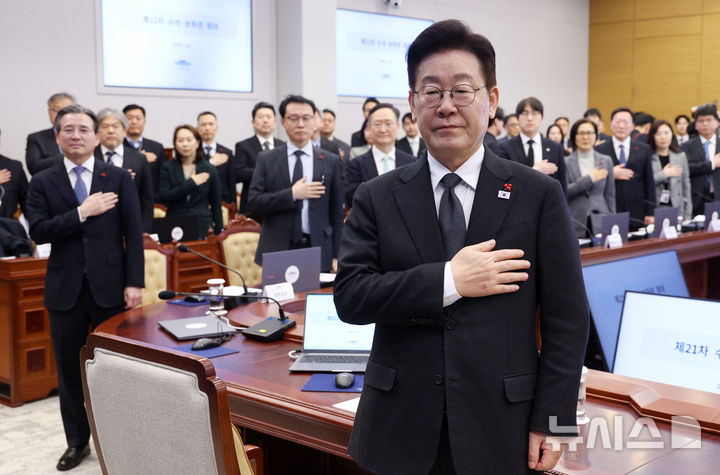 [서울=뉴시스] 고범준 기자 = 이재명 대통령이 29일 청와대에서 열린 수석보좌관회의에서 국민의례를 하고 있다. 2026.01.29. bjko@newsis.com