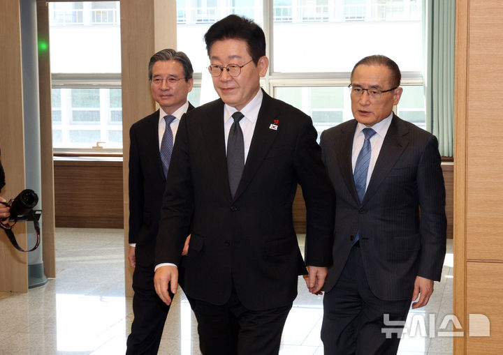 [서울=뉴시스] 고범준 기자 = 이재명 대통령이 29일 청와대에서 열린 수석보좌관회의에 입장하고 있다. 왼쪽부터 김용범 정책실장, 이 대통령, 위성락 안보실장. 2026.01.29. bjko@newsis.com