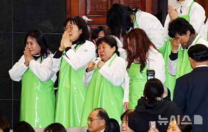[서울=뉴시스] 김명년 기자 = 학교 급식 노동자들이 29일 오후 서울 여의도 국회에서 열린 본회의에서 학교급식법 일부개정법률안(대안)이 통과되자 눈물을 흘리고 있다. 2026.01.29. kmn@newsis.com