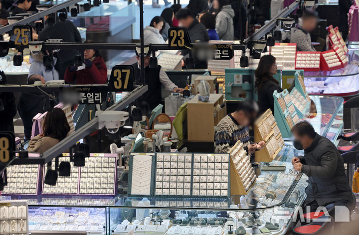 [서울=뉴시스] 조성우 기자 = 국제 금값이 온스당 5500달러를 돌파한 29일 오후 서울 종로구 종로구 귀금속 상가가 고객들로 북적이고 있다.블룸버그 통신에 따르면 이날 한국 시간 오전 11시 기준 금 현물 가격은 온스당 5542.53달러로 전날 종가(5417.21달러)보다 약2.3% 상승했다. 국제 은 가격도 같은 시각 온스당 117.7610달러로 전날 대비 0.9% 올랐다. 2026.01.29. xconfind@newsis.com