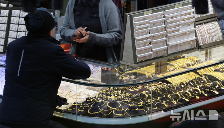 [서울=뉴시스] 조성우 기자 = 국제 금값이 온스당 5500달러를 돌파한 29일 오후 서울 종로구 종로구 귀금속 상가에서 한 고객이 상담을 받고 있다.블룸버그 통신에 따르면 이날 한국 시간 오전 11시 기준 금 현물 가격은 온스당 5542.53달러로 전날 종가(5417.21달러)보다 약2.3% 상승했다. 국제 은 가격도 같은 시각 온스당 117.7610달러로 전날 대비 0.9% 올랐다. 2026.01.29. xconfind@newsis.com