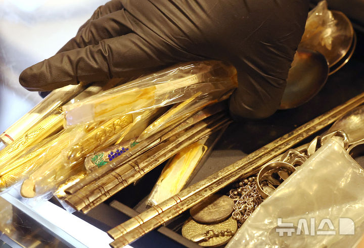 [서울=뉴시스] 지난주 도널드 트럼프 미국 대통령이 케빈 워시를 차기 연방준비제도(Fed·연준) 의장으로 지명하자, 그간 기록적인 상승세를 이어오던 귀금속 시장이 급격히 얼어붙었다. 사진은 서울 종로구 종로구 귀금속 상가에서 한 고객이 매도할 은수저 등 금과 은 제품을 내놓고 있다. 2026.02.02.