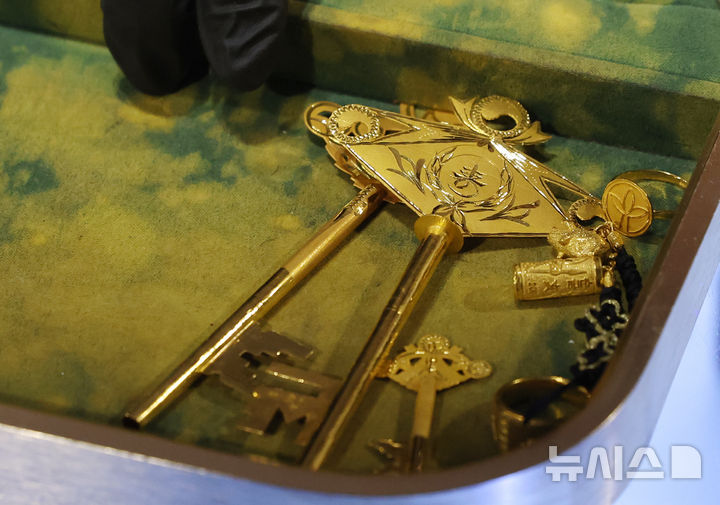 [서울=뉴시스] 조성우 기자 = 국제 금값이 온스당 5500달러를 돌파한 29일 오후 서울 종로구 종로구 귀금속 상가에서 한 고객이 매도할 금 제품을 내놓고 있다.블룸버그 통신에 따르면 이날 한국 시간 오전 11시 기준 금 현물 가격은 온스당 5542.53달러로 전날 종가(5417.21달러)보다 약2.3% 상승했다. 국제 은 가격도 같은 시각 온스당 117.7610달러로 전날 대비 0.9% 올랐다. 2026.01.29. xconfind@newsis.com