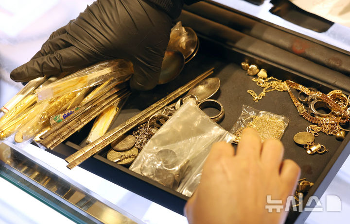 [서울=뉴시스] 조성우 기자 = 국제 금값이 온스당 5500달러를 돌파한 29일 오후 서울 종로구 종로구 귀금속 상가에서 한 고객이 매도할 은수저 등 금과 은 제품을 내놓고 있다.블룸버그 통신에 따르면 이날 한국 시간 오전 11시 기준 금 현물 가격은 온스당 5542.53달러로 전날 종가(5417.21달러)보다 약2.3% 상승했다. 국제 은 가격도 같은 시각 온스당 117.7610달러로 전날 대비 0.9% 올랐다. 2026.01.29. xconfind@newsis.com