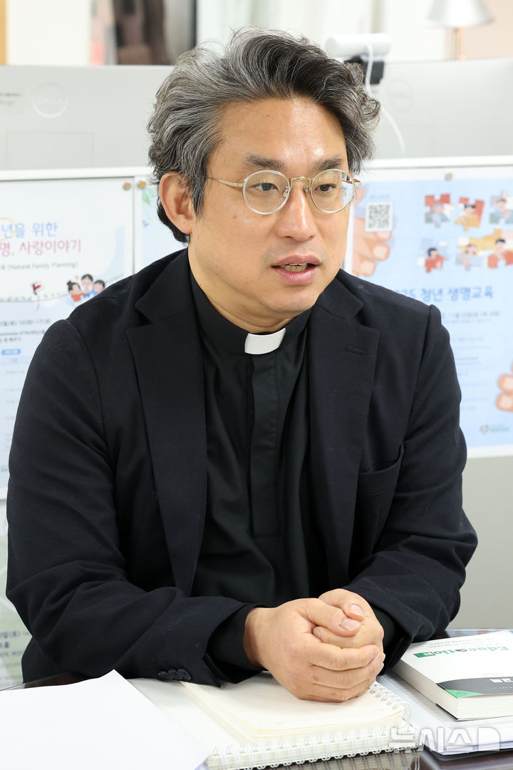 [서울=뉴시스] 박진희 기자 = 천주교 서울대교구 생명위원회 사무국장 오석준 신부가 지난 29일 서울 중구 서울대교구 생명위원회에서 인터뷰 하고 있다. 2026.01.31. pak7130@newsis.com