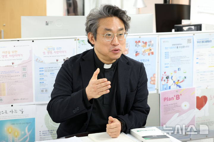 [서울=뉴시스] 박진희 기자 = 천주교 서울대교구 생명위원회 사무국장 오석준 신부가 지난 29일 서울 중구 서울대교구 생명위원회에서 인터뷰 하고 있다. 2026.01.31. pak7130@newsis.com