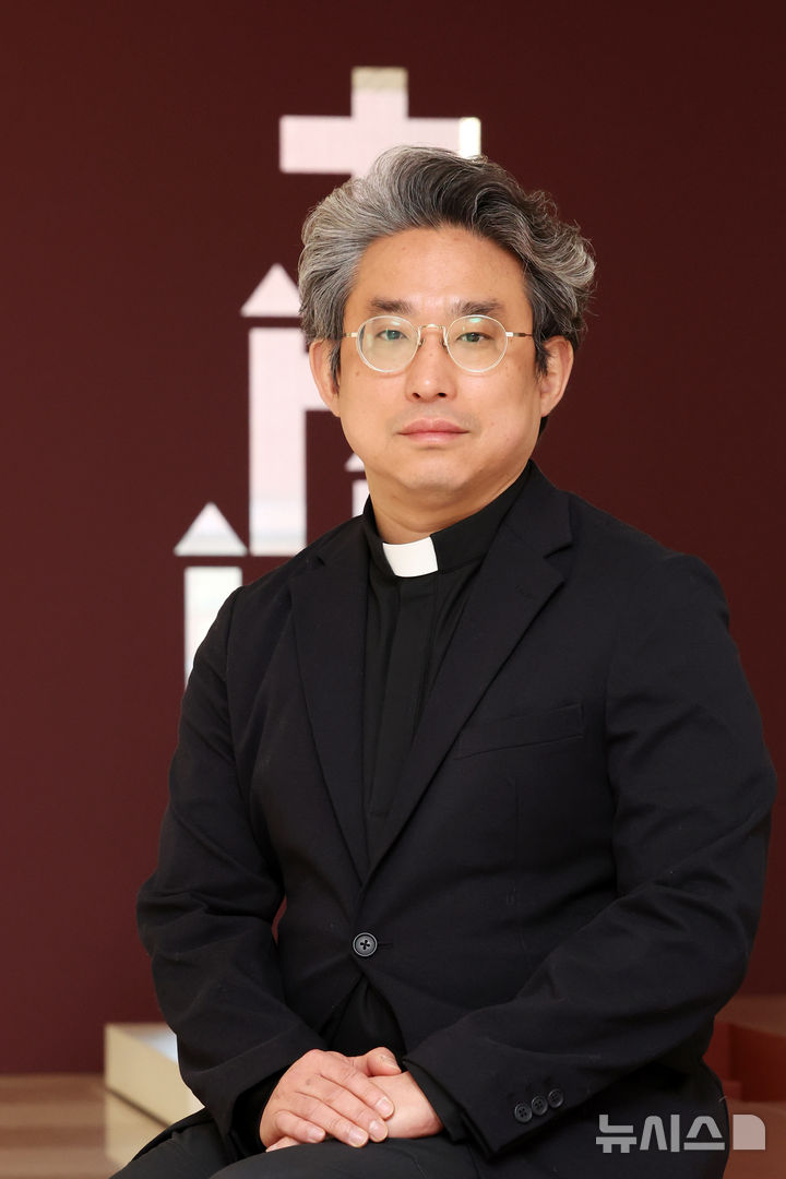 [서울=뉴시스] 박진희 기자 = 천주교 서울대교구 생명위원회 사무국장 오석준 신부가 지난 29일 서울 중구 서울대교구 생명위원회에서 인터뷰 하고 있다. 2026.01.31. pak7130@newsis.com