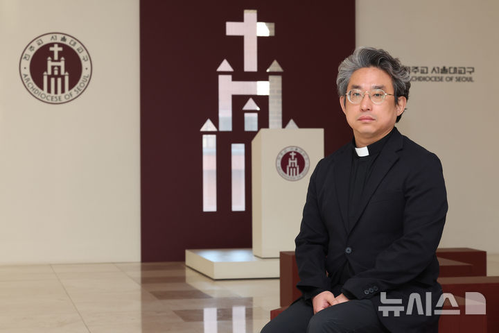 [서울=뉴시스] 박진희 기자 = 천주교 서울대교구 생명위원회 사무국장 오석준 신부가 지난 29일 서울 중구 서울대교구 생명위원회에서 인터뷰 하고 있다. 2026.01.31. pak7130@newsis.com