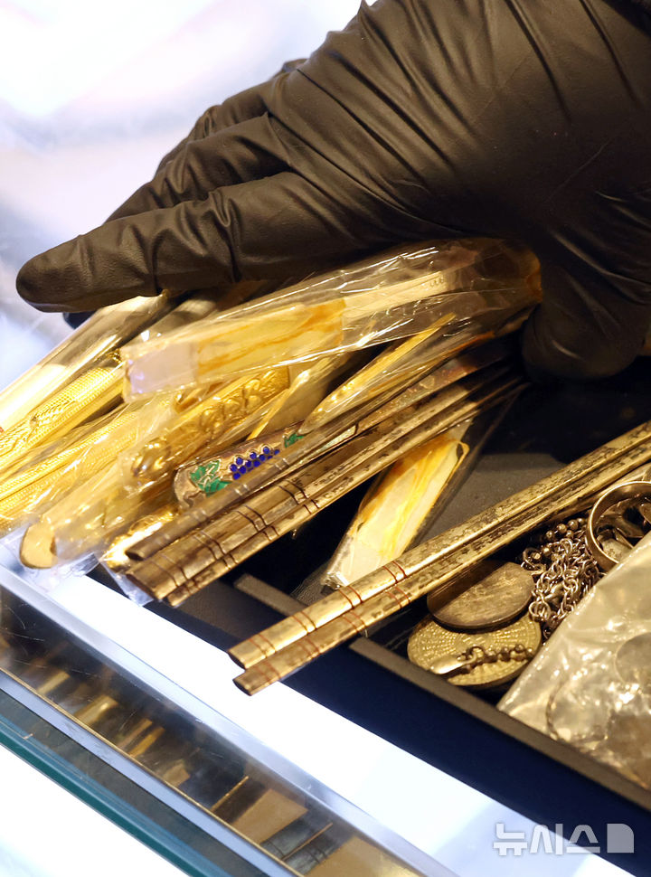 [서울=뉴시스] 조성우 기자 = 국제 금값이 온스당 5500달러를 돌파한 29일 오후 서울 종로구 종로구 귀금속 상가에서 한 고객이 매도할 은수저 등 금과 은 제품을 내놓고 있다.블룸버그 통신에 따르면 이날 한국 시간 오전 11시 기준 금 현물 가격은 온스당 5542.53달러로 전날 종가(5417.21달러)보다 약2.3% 상승했다. 국제 은 가격도 같은 시각 온스당 117.7610달러로 전날 대비 0.9% 올랐다. 2026.01.29. xconfind@newsis.com