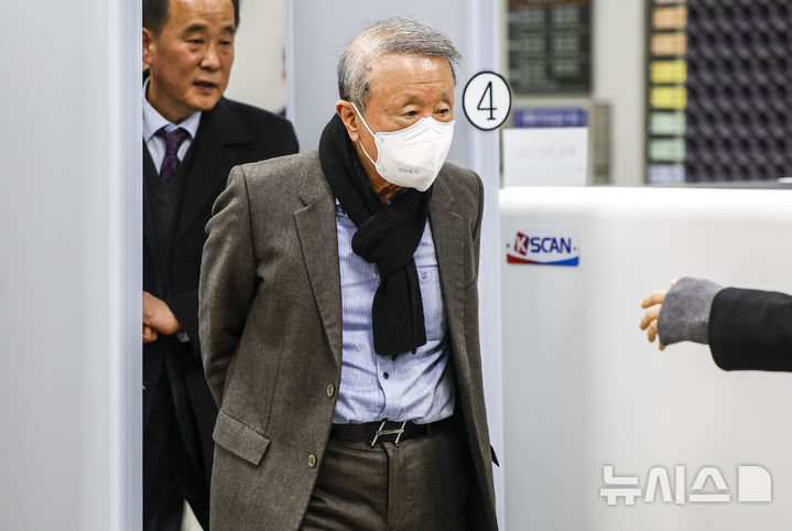 '횡령·배임' 홍원식 전 남양유업 회장 1심 징역 3년