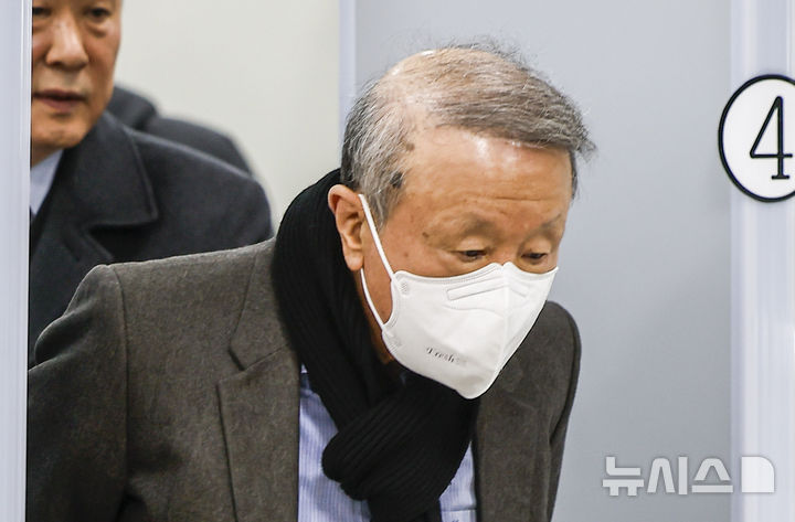 [서울=뉴시스] 정병혁 기자 = 홍원식 전 남양유업 회장이 회사를 상대로 약 443억원의 퇴직금을 달라며 낸 소송 1심에서 패소했다. 법원은 오히려 홍 전 회장이 남양유업에 11억여원을 지급해야 한다고 판단했다. 사진은 홍 전 회장이 지난 1월 29일 서울중앙지법에 출석하는 모습. 2026.08.27. jhope@newsis.com