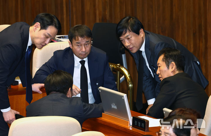 [서울=뉴시스] 김명년 기자 = 정청래 더불어민주당 대표가 29일 오후 서울 여의도 국회에서 열린 본회의에서 한병도 원내대표 등 지도부와 대화하고 있다. 2026.01.29. kmn@newsis.com