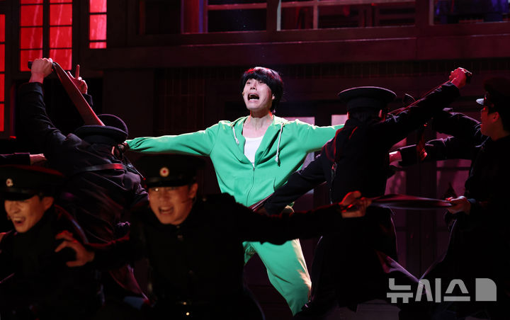 [서울=뉴시스] 김진아 기자 = 배우 김찬호가 29일 오후 서울 종로구 NOL 씨어터 대학로 우리카드홀에서 열린 뮤지컬 '은밀하게 위대하게: THE LAST' 프레스콜에서 극 중 장면을 시연하고 있다. 2026.01.29. bluesoda@newsis.com