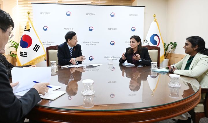 [서울=뉴시스] 구윤철 부총리 겸 재정경제부 장관이 29일 서울 종로구 정부서울청사에서 연례협의차 방한한 국제신용평가사 무디스(Moody's) 연례협의단의 예방 받고 아누슈카 샤 아태지역 국가신용등급 담당 이사와 면담하고 있다. (사진=재정경제부 제공) 2026.01.29. photo@newsis.com *재판매 및 DB 금지