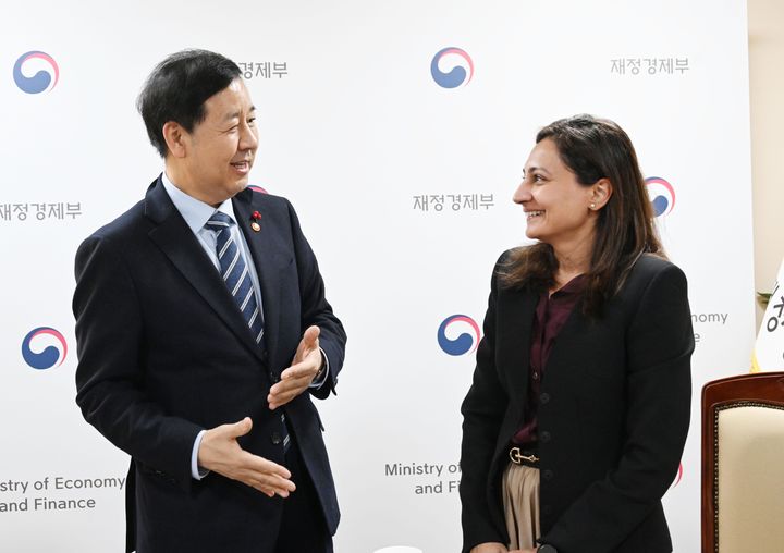 [서울=뉴시스] 구윤철 부총리 겸 재정경제부 장관이 29일 서울 종로구 정부서울청사에서 연례협의차 방한한 국제신용평가사 무디스(Moody's) 연례협의단의 예방 받고 아누슈카 샤 아태지역 국가신용등급 담당 이사와 대화하고 있다. (사진=재정경제부 제공) 2026.01.29. photo@newsis.com *재판매 및 DB 금지