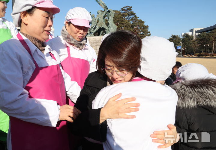 [서울=뉴시스] 조성봉 기자 = 고민정 더불어민주당 의원이 29일 오후 서울 여의도 국회 본청 계단에서 열린 '학교급식법 개정 환영' 기자회견을 마치고 학교급식노동자들과 포옹인사를 하고 있다. 2025.01.29. suncho21@newsis.com