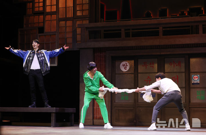 [서울=뉴시스] 김진아 기자 = 배우 오종혁, 서동진, 강하온이 29일 오후 서울 종로구 NOL 씨어터 대학로 우리카드홀에서 열린 뮤지컬 '은밀하게 위대하게: THE LAST' 프레스콜에서 극 중 장면을 시연하고 있다. 2026.01.29. bluesoda@newsis.com