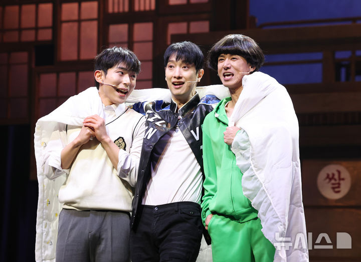 [서울=뉴시스] 김진아 기자 = 배우 오종혁, 서동진, 강하온이 29일 오후 서울 종로구 NOL 씨어터 대학로 우리카드홀에서 열린 뮤지컬 '은밀하게 위대하게: THE LAST' 프레스콜에서 극 중 장면을 시연하고 있다. 2026.01.29. bluesoda@newsis.com