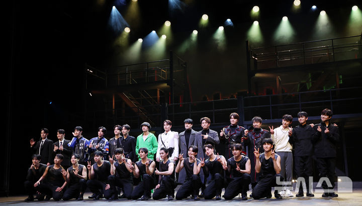 [서울=뉴시스] 김진아 기자 = 29일 오후 서울 종로구 NOL 씨어터 대학로 우리카드홀에서 열린 뮤지컬 '은밀하게 위대하게: THE LAST' 프레스콜에서 배우들이 포토타임을 갖고 있다. 2026.01.29. bluesoda@newsis.com