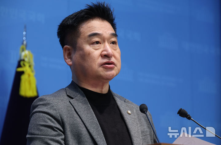 [서울=뉴시스] 조성봉 기자 = 최혁진 무소속 의원이 29일 오후 서울 여의도 국회 소통관에서 열린 종교법인의 정치 개입 차단을 위한 '통일교·신천지 방지법’ 발의 기자회견에서 발언을 하고 있다. 2026.01.29. suncho21@newsis.com