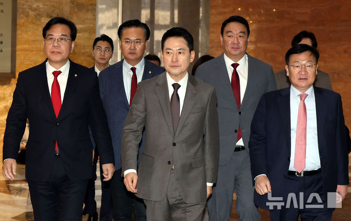 국힘 "장동혁, 지선 인재영입위원장 '중도' 원내 인사로…신속히 발표"