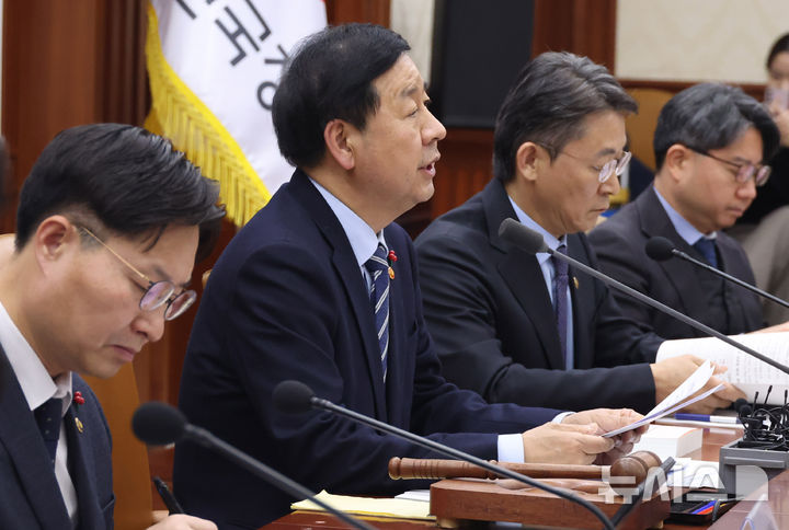 [서울=뉴시스] 추상철 기자 = 구윤철 부총리 겸 재정경제부 장관이 29일 오후 서울 종로구 정부서울청사에서 열린 공공기관운영위원회에서 발언하고 있다. 2026.01.29. scchoo@newsis.com