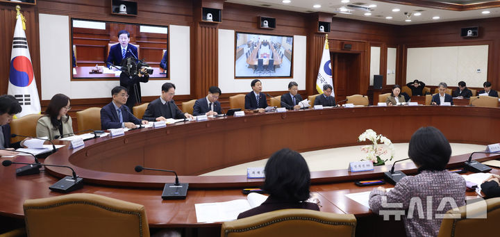 [서울=뉴시스] 추상철 기자 = 구윤철 부총리 겸 재정경제부 장관이 29일 오후 서울 종로구 정부서울청사에서 열린 공공기관운영위원회에서 발언하고 있다. 2026.01.29. scchoo@newsis.com