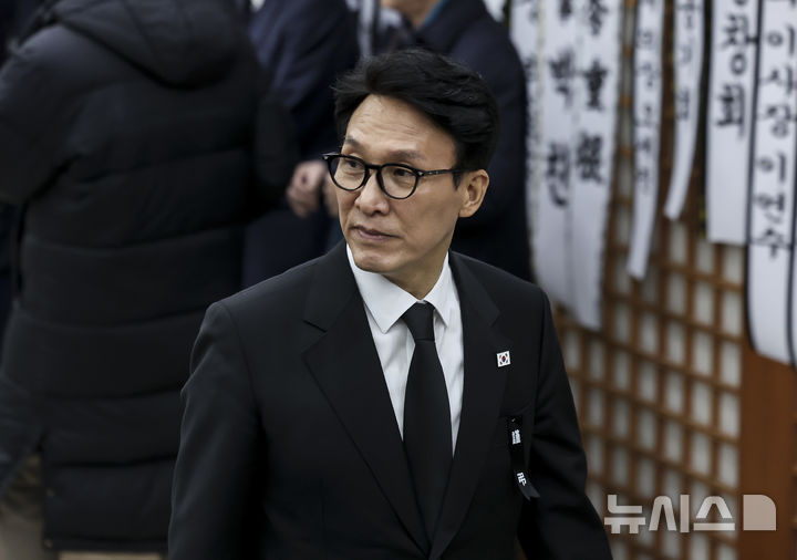 [서울=뉴시스] 사진공동취재단 = 김민석 국무총리가 29일 서울 종로구 서울대학교병원 장례식장에 마련된 고 이해찬 전 국무총리의 빈소에서 이동하고 있다. 2026.01.29. photo@newsis.com