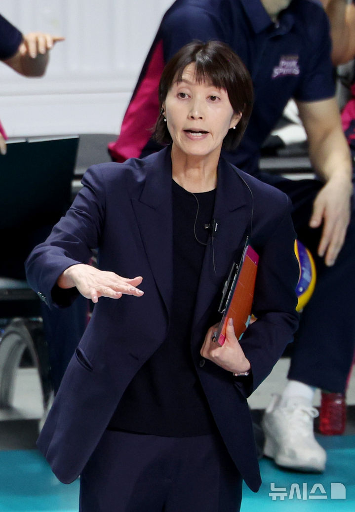 [서울=뉴시스] 김진아 기자 = 29일 서울 장충체육관에서 열린 프로배구 2025~2026 V-리그 여자부 GS칼텍스와 흥국생명의 경기, 흥국생명 요시하라 토모코 감독이 작전을 지시하고 있다. 2026.01.29. bluesoda@newsis.com