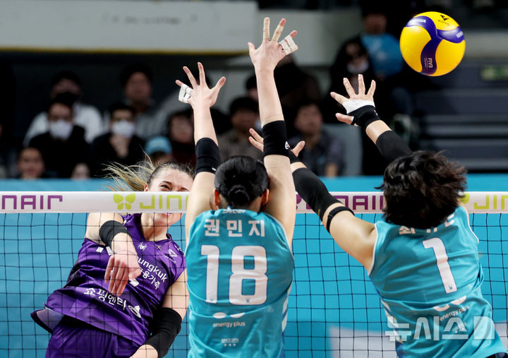[서울=뉴시스] 김진아 기자 = 29일 서울 장충체육관에서 열린 프로배구 2025~2026 V-리그 여자부 GS칼텍스와 흥국생명의 경기, 흥국생명 레베카가 공격을 하고 있다. 2026.01.29. bluesoda@newsis.com