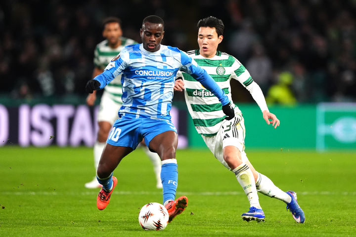 [글래스고=AP/뉴시스] 셀틱의 양현준(오른쪽)이 29일(현지 시간) 스코틀랜드 글래스고의 셀틱 파크에서 열린 2025-26 유럽축구연맹(UEFA) 유로파리그(UEL) 리그 페이즈 8차전 위트레흐트(네덜란드)와 경기 중 공을 다투고 있다. 양현준은 78분을 소화했고, 셀틱은 4-2로 승리하면서 UEL 16강 플레이오프(PO)에 진출했다. 2026.01.30.