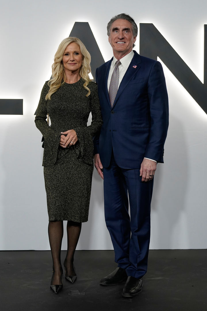 [워싱턴=AP/뉴시스] 더그 버검 미 내무부 장관과 부인 캐서린 여사가 29일(현지 시간) 미국 워싱턴 D.C. 트럼프-케네디 센터에서 열린 다큐멘터리 영화 '멜라니아'의 시사회에 참석해 포즈를 취하고 있다. 영화 '멜라니아'는 트럼프 대통령의 2기 취임식을 앞둔 지난해 1월 당시 멜라니아 여사의 20일간 일정을 보여준다. 2026.01.30.