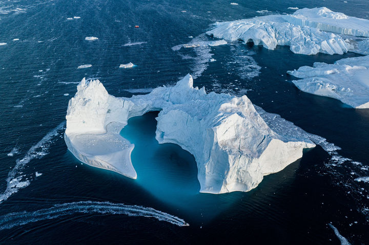 [일룰리사트=AP/뉴시스] 29일(현지 시간) 그린란드 일룰리사트 인근 디스코만에서 선박 한 척이 빙산 앞을 지나가고 있다. 2026.01.30.