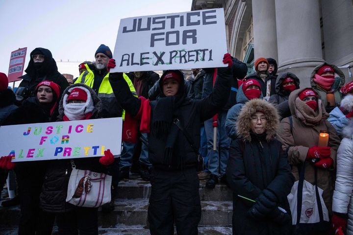 [뉴욕=AP/뉴시스] 지난달 29일(현지 시간) 미국 뉴욕의 재향군인(VA) 보훈 의료센터 밖에서 간호사들과 그 지지자들이 미네소타주 미니애폴리스에서 이민세관단속국(ICE)에 사살된 간호사 알렉스 프레티를 기리는 촛불 집회를 열고 있다. 미 뉴욕타임스(NYT)가 6일 미국의 민주주의 수준이 한 단계 악화했다고 평가했다. 2026.02.7.