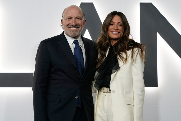 [워싱턴=AP/뉴시스] 하워드 러트닉 미 상무부 장관과 부인 앨리슨 여사가 29일(현지 시간) 미국 워싱턴 D.C. 트럼프-케네디 센터에서 열린 다큐멘터리 영화 '멜라니아'의 시사회에 참석해 포즈를 취하고 있다. 영화 '멜라니아'는 트럼프 대통령의 2기 취임식을 앞둔 지난해 1월 당시 멜라니아 여사의 20일간 일정을 보여준다. 2026.01.30.