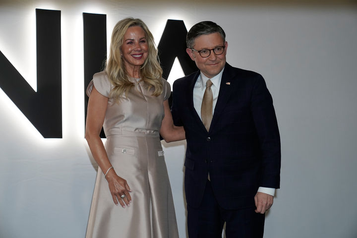 [워싱턴=AP/뉴시스] 마이크 존슨 미 하원의장과 부인 켈리가 29일(현지 시간) 미국 워싱턴 D.C. 트럼프-케네디 센터에서 열린 다큐멘터리 영화 '멜라니아'의 시사회에 참석해 포즈를 취하고 있다. 영화 '멜라니아'는 트럼프 대통령의 2기 취임식을 앞둔 지난해 1월 당시 멜라니아 여사의 20일간 일정을 보여준다. 2026.01.30.