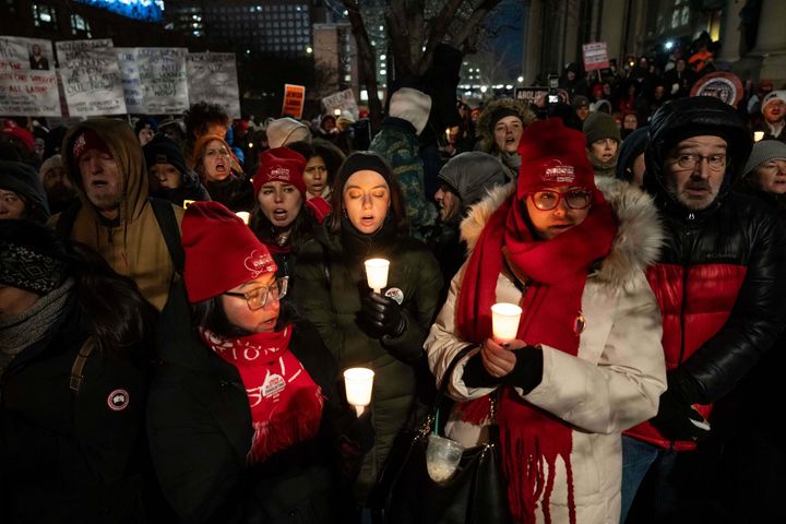 [뉴욕=AP/뉴시스] 29일(현지 시간) 미국 뉴욕의 재향군인(VA) 보훈 의료센터 밖에서 간호사들과 그 지지자들이 미네소타주 미니애폴리스에서 이민세관단속국(ICE)에 사살된 간호사 알렉스 프레티를 기리는 촛불 집회를 열고 있다. 2026.01.30.