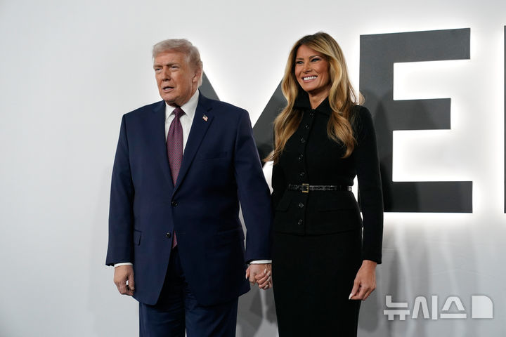 [워싱턴=AP/뉴시스] 도널드 트럼프 미국 대통령과 부인 멜라니아 여사가 29일(현지 시간) 미국 워싱턴 D.C. 트럼프-케네디 센터에서 열린 다큐멘터리 영화 '멜라니아'의 시사회에 참석해 포즈를 취하고 있다. 2026.01.30.