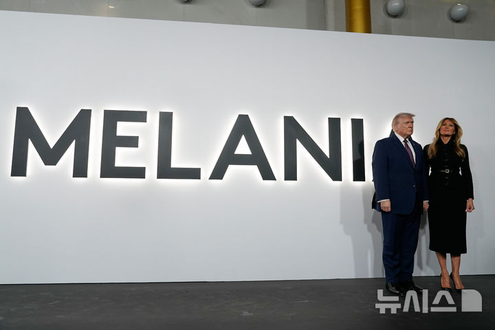 [워싱턴=AP/뉴시스] 도널드 트럼프 미국 대통령과 부인 멜라니아 여사가 29일(현지 시간) 미국 워싱턴 D.C. 트럼프-케네디 센터에서 열린 다큐멘터리 영화 '멜라니아'의 시사회에 참석해 포즈를 취하고 있다. 2026.01.30.