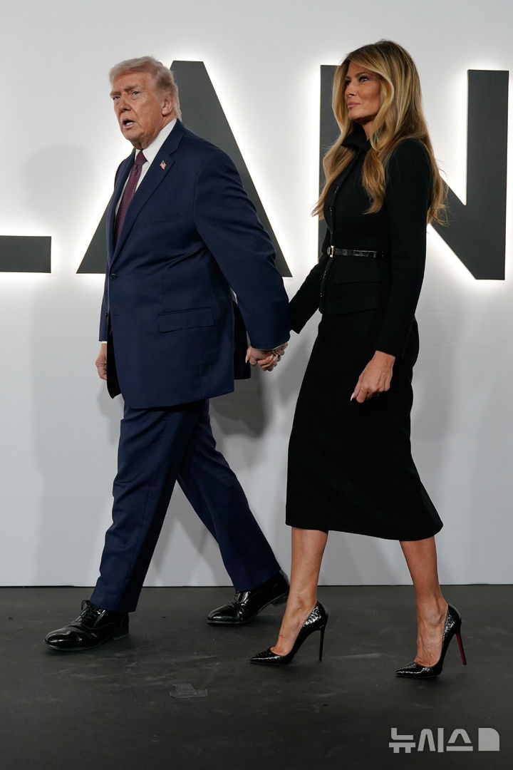 [워싱턴=AP/뉴시스] 도널드 트럼프 미국 대통령과 부인 멜라니아 여사가 29일(현지 시간) 미국 워싱턴 D.C. 트럼프-케네디 센터에서 열린 다큐멘터리 영화 '멜라니아'의 시사회에 참석해 포즈를 취하고 있다. 2026.01.30.