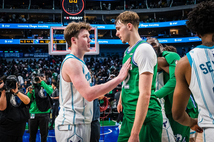 シャーロット・クニッペルがダラス・フラッグに判定勝利…NBAトップ新人対決に笑顔