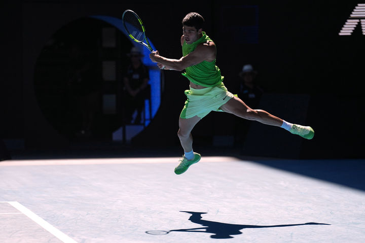 [멜버른=AP/뉴시스] 카를로스 알카라스(1위·스페인)가 30일(현지 시간) 호주 멜버른에서 열린 호주오픈 남자 단식 준결승에서 알렉산더 즈베레프(3위·독일)와 경기하고 있다. 호주오픈 첫 우승을 노리는 알카라스가 풀세트 접전 끝에 3-2(6-4 7-6 6-7 6-7 7-5)로 힘겹게 승리하고 결승에 올라 노바크 조코비치(4위·세르비아)와 우승을 다툰다. 2026.01.30. 