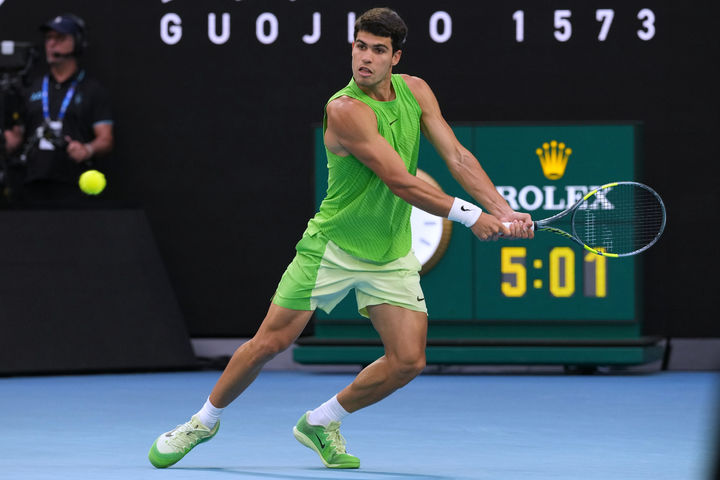 [멜버른=AP/뉴시스] 노바크 조코비치를 꺾고 호주오픈 남자 단식 우승을 차지한 카를로스 알카로스. 2026.02.01.