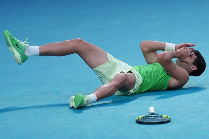 [멜버른=AP/뉴시스] 카를로스 알카라스(1위·스페인)가 30일(현지 시간) 호주 멜버른에서 열린 호주오픈 남자 단식 준결승에서 알렉산더 츠베레프(3위·독일)를 물리친 후 코트에 누워 환호하고 있다. 호주오픈 첫 우승을 노리는 알카라스가 5시간이 넘는 풀세트 접전 끝에 3-2(6-4 7-6 6-7 6-7 7-5)로 힘겹게 승리하고 결승에 올라 얀니크 신네르(2위·이탈리아)-노바크 조코비치(4위·세르비아) 승자와 우승을 다툰다. 2026.01.30. 