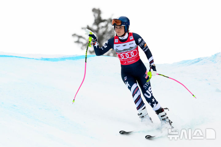 [크랑몬타나=AP/뉴시스] 린지 본(미국)이 지난달 30일(현지 시간) 스위스 크랑스-몬타나에서 열린 2025~2026시즌 국제스키연맹(FIS) 알파인 월드컵 여자 활강 경기 도중 넘어진 뒤 다시 일어나 결승 지점으로 내려오고 있다. 2026.02.04.