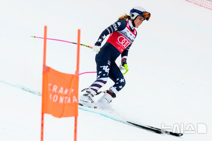 [크랑몬타나=AP/뉴시스] 린지 본(미국)이 지난달 30일(현지 시간) 스위스 크랑스-몬타나에서 열린 2025~2026시즌 국제스키연맹(FIS) 알파인 월드컵 여자 활강 경기 도중 넘어진 뒤 다시 일어나 결승 지점으로 내려오고 있다. 2026.02.04.