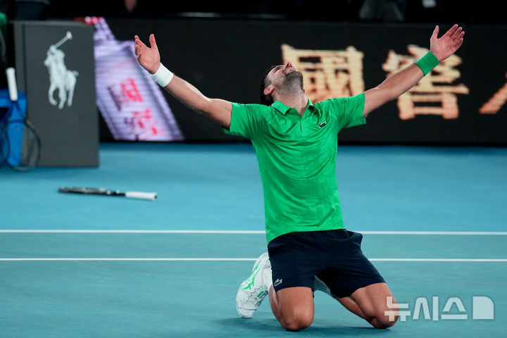 [멜버른=AP/뉴시스] 노박 조코비치(4위·세르비아)가 30일(현지 시간) 호주 멜버른에서 열린 호주오픈 남자 단식 준결승에서 얀니크 신네르(2위·이탈리아)를 꺾은 후 코트 위에 무릎을 꿇은 채 환호하고 있다. 호주오픈 11번째 우승을 노리는 조코비치는 4시간이 넘는 풀세트 접전 끝에 3-2(3-6 6-3 4-6 6-4 6-4)로 힘겹게 승리하고 결승에 올라 카를로스 알카라스(1위·스페인)와 우승을 다툰다. 2026.01.30.